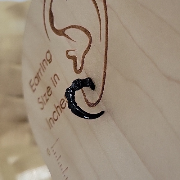 🔥LAST PAIR🔥 Raven's Claw Screw Back Earrings, unisex - Picture 3 of 7